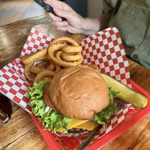 Cheeseburger with onion rings