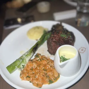 filet mignon with hollandaise sauce