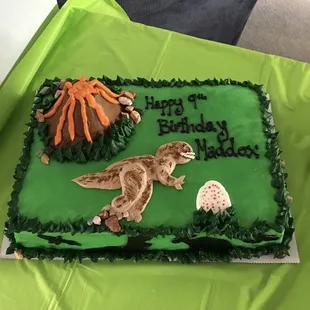 a cake with a lizard on it