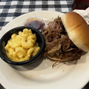 Pulled pork sandwich with mac and cheese