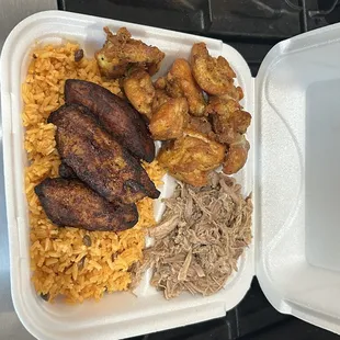 Arroz, con góndolas pork Shoulder chicharrones plátano maduro