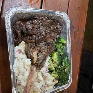 Wagyu Tomahawk, mashed potatoes &amp; broccoli