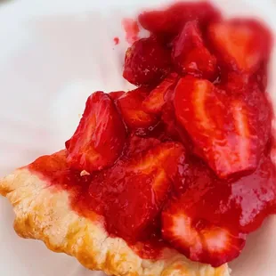 My Hb brought a slice of the strawberry pie. I didn't taste it. He said it's sweet and yummy.