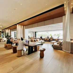 Lobby area with plenty of seating arrangements.