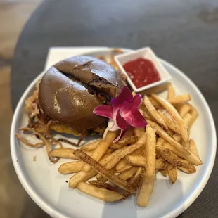Cheeseburger with french fries