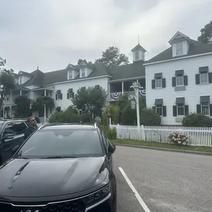Roanoke Island Inn facing the front of the building.