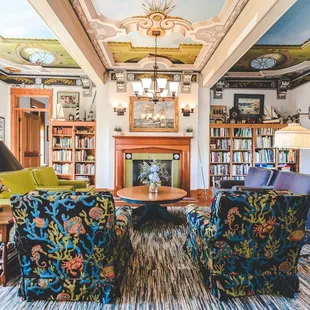 The lobby and lounge at The Roanoke Island Inn