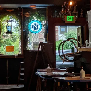 a view of a restaurant from the outside