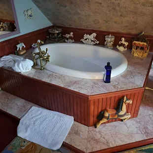 Big soaker tub in upstairs Carousel room