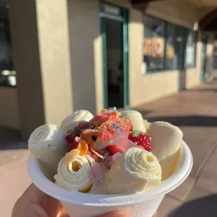 Mango cream with lychee, fresh fruit and fruity pebbles!