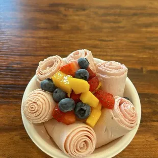 Straw cheesecake roll w/ fresh fruit