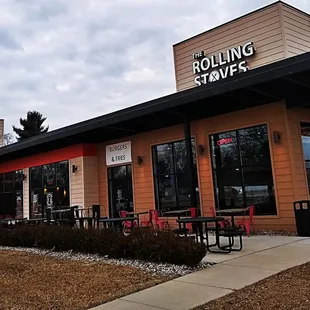 the outside of a restaurant