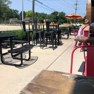 Small outdoor eating area along Farmington road.
