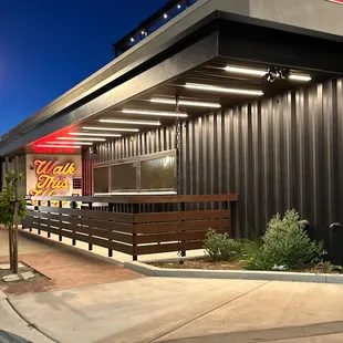 the outside of a restaurant at night