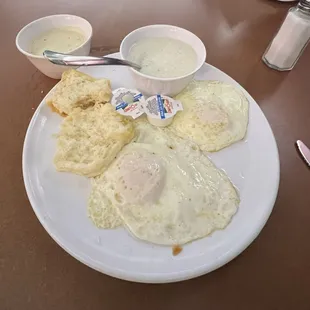 Eggs, biscuit, gravy and grits