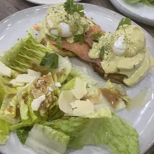 smoked salmon benny (comes w a salad)