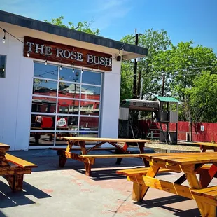 Casual setting with ample seating