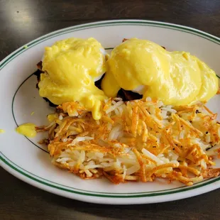 Eggs benedict with hashbrowns