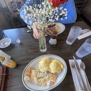 eggs benedict with  hashbrowns