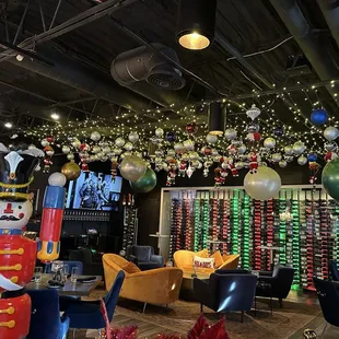 Wine bottle cabinet lights change with the season