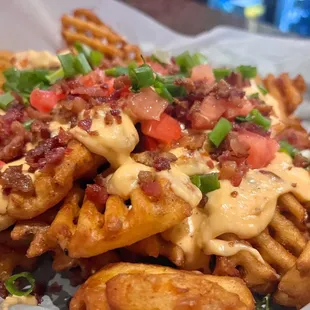 Loaded fries (bacon, cheese, tomato, green onion)