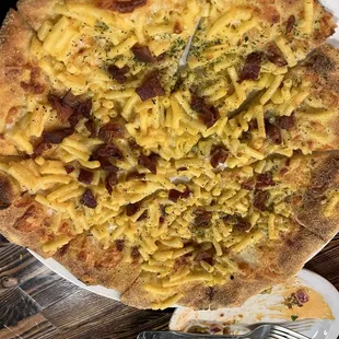 Mac n cheese pizza
