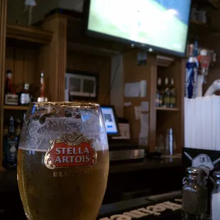Relaxing w/nice cold Stella Artois draft in the clubhouse &amp; watching the Arnold Palmer Invitational at Bay Hill after our round.