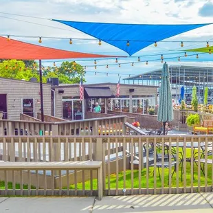 Beautiful lakeside dining!