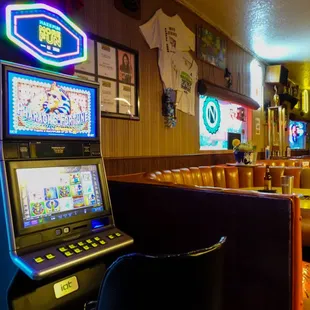 a slot machine in the middle of the room