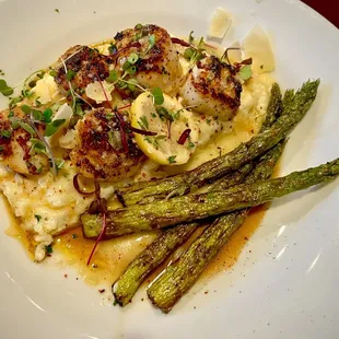 Blackened Sea Scallops with Lemon Beurre-Blanc Risotto (traditional menu).