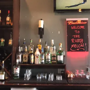 Great, clean bar with good food, nice atmosphere and friendly staff!