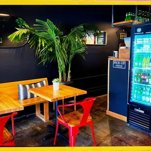 Sitting area and beverages. Really nice.