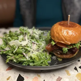 Hamburger &amp; salad
