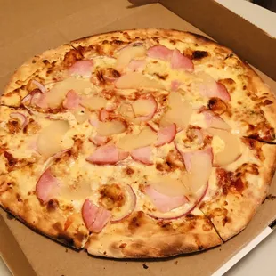 Polynesian Call Girl sooo good - BBQ base, Gorgonzola, ham, onion and pear!