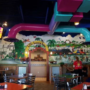 The iguana murals on the wall are amazing!