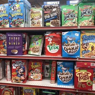 a shelf full of cereal