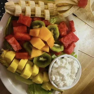 Fruit salad with cottage cheese