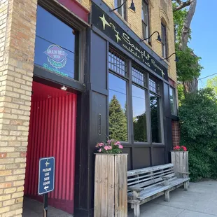 the outside of the restaurant