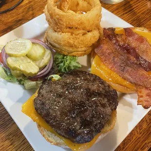 Cheeseburger w Onion Rings; excellent!