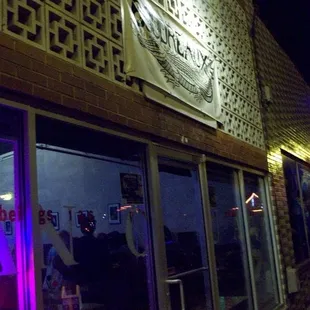 the outside of a restaurant at night