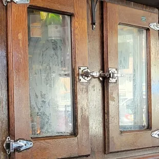 Looks like they clean the glass with a dirty rag they just clean the floor with No they don't clean the floor either