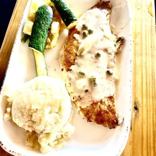 Red snapper, mashed potatoes and vegetables.  Very nicely prepared.