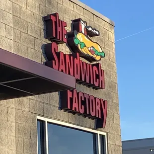 the sign for the sandwich factory