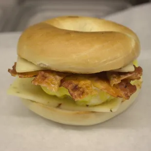Bagel Breakfast Sandwich with Bacon, Pepper Jack, &amp; Egg