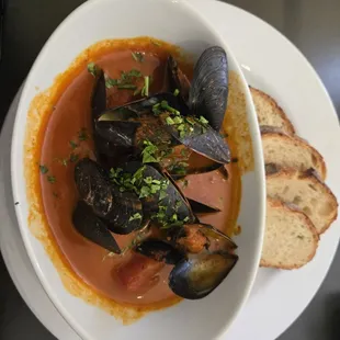 Red chile and tomato mussels
