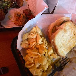 Queben, Wisco 5 Cheese Mac, saucy sampler