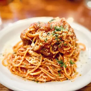 a plate of spaghetti and meatballs