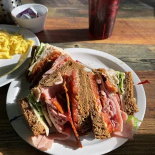 Amazing breakfast spot, great outdoor seating and the waiters are super nice. You need to try the Cinnamon French roll, and Bourbon bacon.