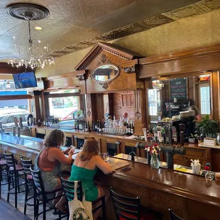 Bar!