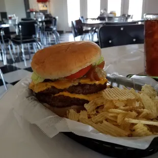 a cheeseburger and chips